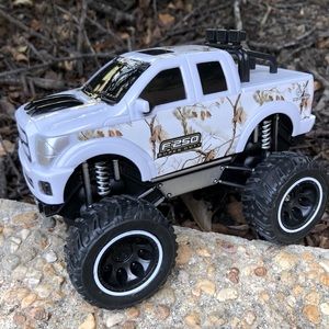 New Toy Realtree Friction White F-250 Super Duty Truck